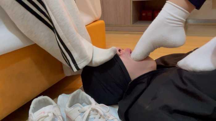 【爱秀套图】【静琪】给两位学生素人清理鞋底，棉袜深喉 YC-250430-4