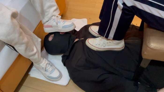 【爱秀套图】【静琪】给两位学生素人清理鞋底，棉袜深喉 YC-250430-4