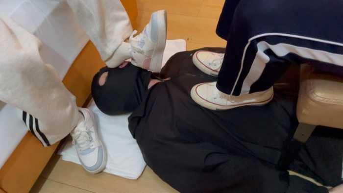 【爱秀套图】【静琪】给两位学生素人清理鞋底，棉袜深喉 YC-250430-4