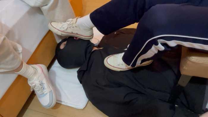 【爱秀套图】【静琪】给两位学生素人清理鞋底，棉袜深喉 YC-250430-4