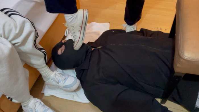 【爱秀套图】【静琪】给两位学生素人清理鞋底，棉袜深喉 YC-250430-4