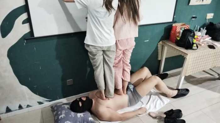 【爱秀套图】双萌妹子初踩毯子小沈 YC-250501