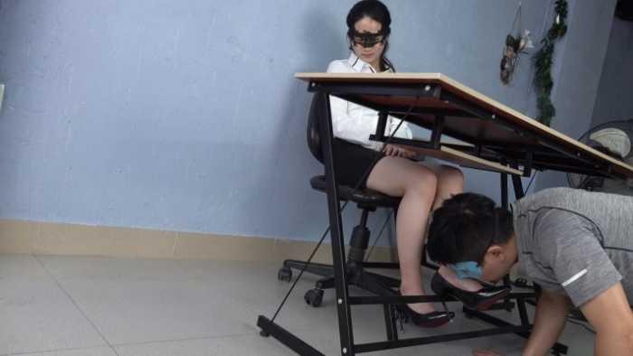【爱秀套图】女下属发现领导偷闻自己的脚当狗羞辱 JS250504~1