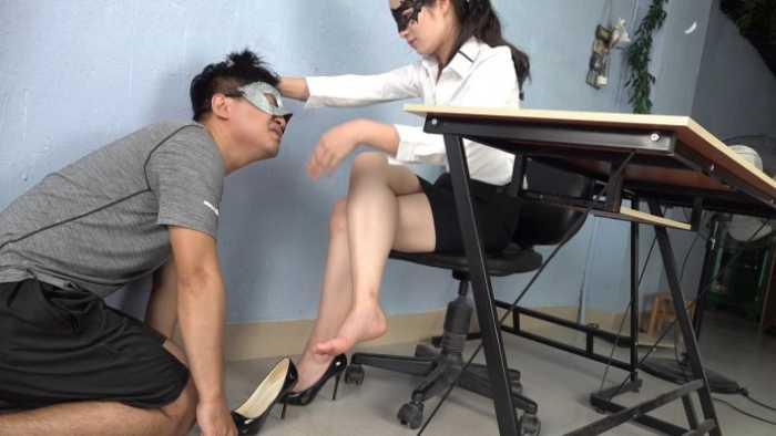 【爱秀套图】女下属发现领导偷闻自己的脚当狗羞辱 JS250504~1