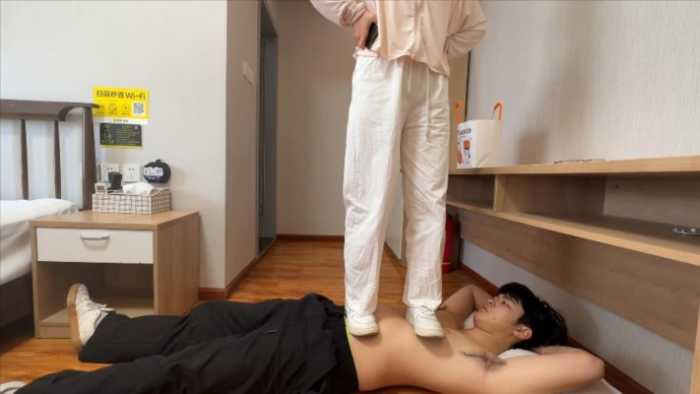 【爱秀套图】【小鲨鱼殿下】毯子日常舔鞋踩踏 YC-250502-3