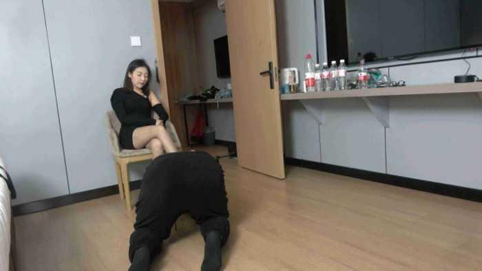 【爱秀套图】【彼岸花】丝足舔食，漏斗圣水 YC-250502-6