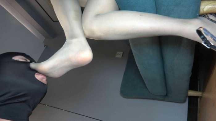 【爱秀套图】【彼岸花】丝足舔食，漏斗圣水 YC-250502-6