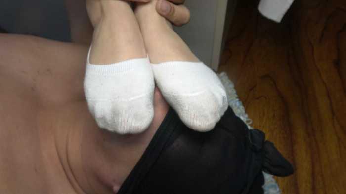 【爱秀套图】【小文S】精神小妹臭袜子除臭，舔脚保养 YC-250502-7