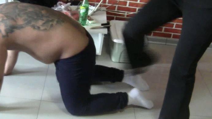 【爱秀套图】经典大片狠毒S爆踢篮子踢废两条狗赏赐 AX3