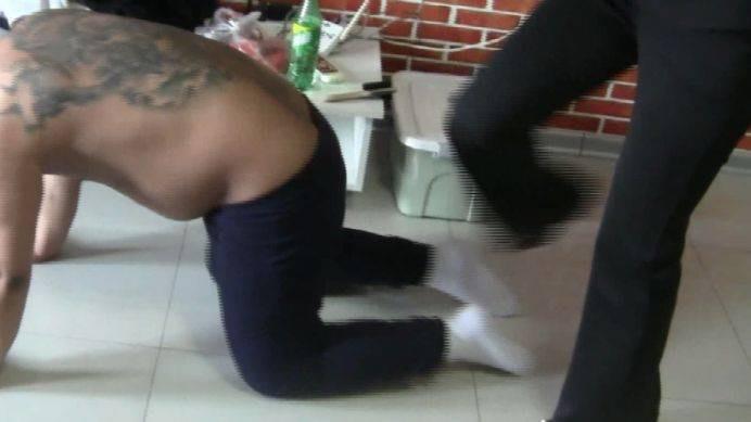 【爱秀套图】经典大片狠毒S爆踢篮子踢废两条狗赏赐 AX3