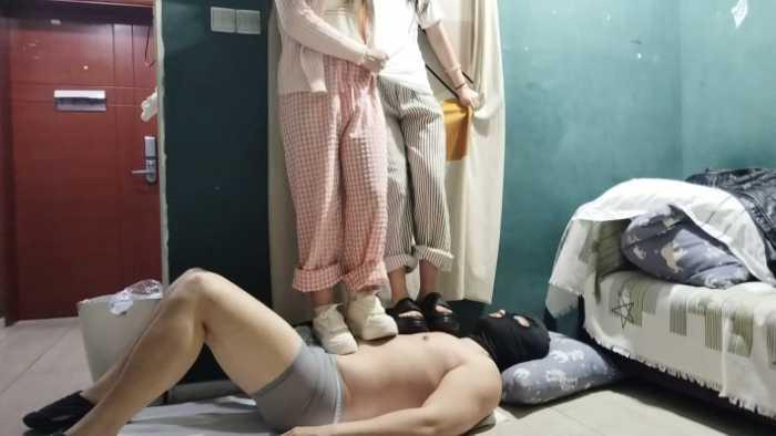 【爱秀套图】学生太妹踩踏小沈 YC-250504