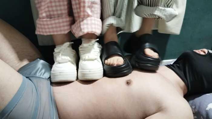 【爱秀套图】学生太妹踩踏小沈 YC-250504