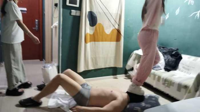 【爱秀套图】学生太妹踩踏小沈 YC-250504