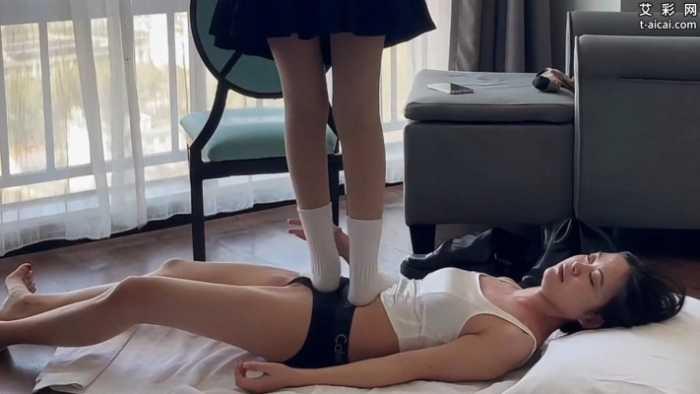 【爱秀套图】【最强女M】皮靴白袜蹂躏女M JS250506~1