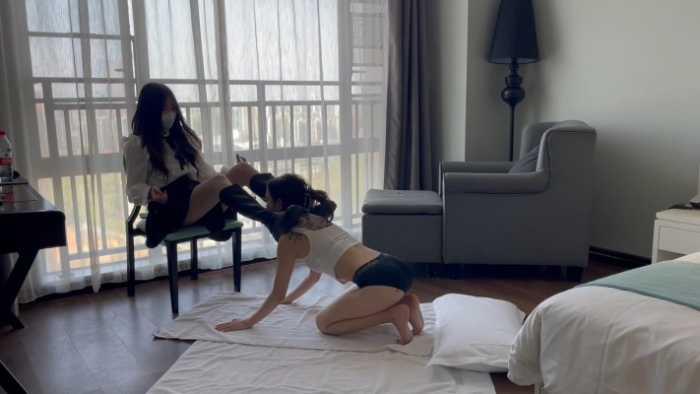 【爱秀套图】【最强女M】皮靴白袜蹂躏女M JS250506~1