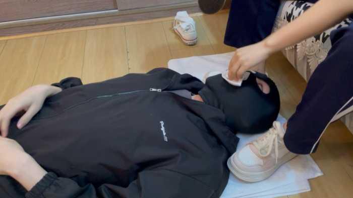 【爱秀套图】【静琪】多角度舔鞋底，圣水洗袜子和漏斗 YC-250504-5