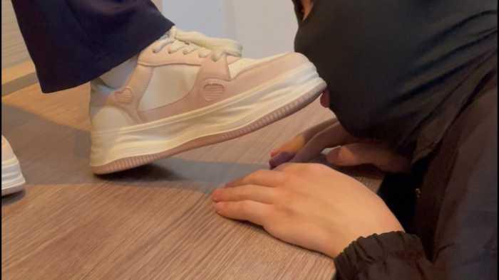 【爱秀套图】【静琪】多角度舔鞋底，圣水洗袜子和漏斗 YC-250504-5