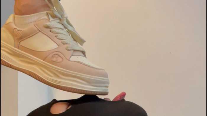 【爱秀套图】【静琪】多角度舔鞋底，圣水洗袜子和漏斗 YC-250504-5