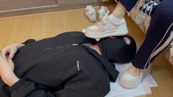 【爱秀套图】【静琪】多角度舔鞋底，圣水洗袜子和漏斗 YC-250504-5