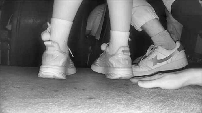 【爱秀套图】【SYK无意识】白袜运动+长裙小白鞋小姐姐踩手 AC-3307