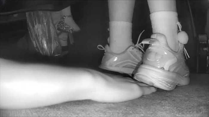 【爱秀套图】【SYK无意识】白袜运动+长裙小白鞋小姐姐踩手 AC-3307