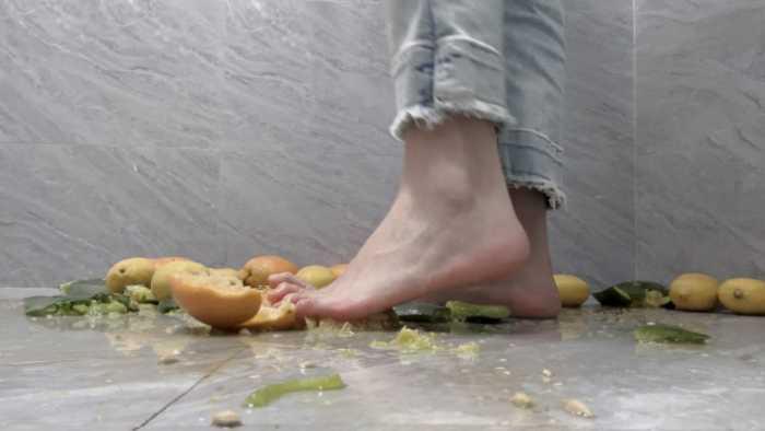 【爱秀套图】【莓子】踩在木板上狠狠碾压水果 JS250511~1