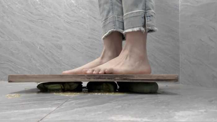 【爱秀套图】【莓子】踩在木板上狠狠碾压水果 JS250511~1