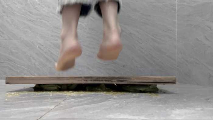 【爱秀套图】【莓子】踩在木板上狠狠碾压水果 JS250511~1