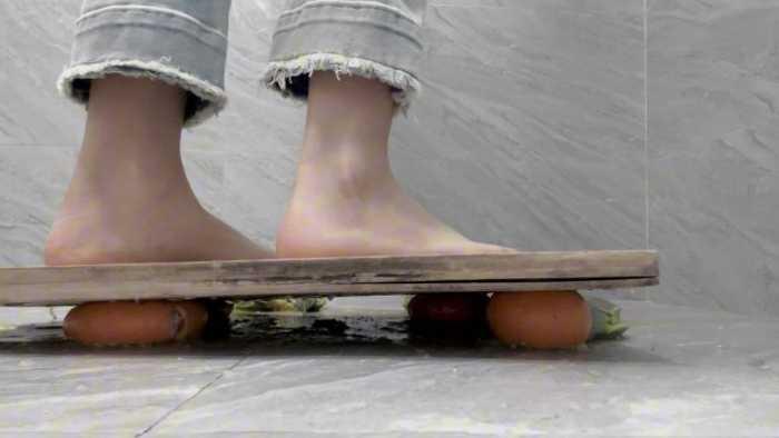 【爱秀套图】【莓子】踩在木板上狠狠碾压水果 JS250511~1