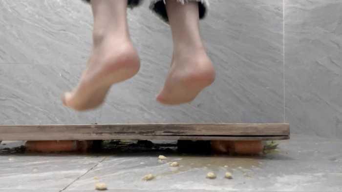 【爱秀套图】【莓子】踩在木板上狠狠碾压水果 JS250511~1