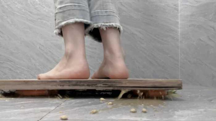 【爱秀套图】【莓子】踩在木板上狠狠碾压水果 JS250511~1