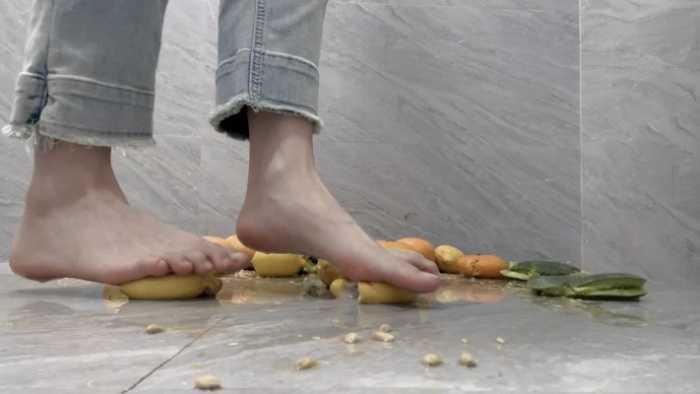 【爱秀套图】【莓子】踩在木板上狠狠碾压水果 JS250511~1