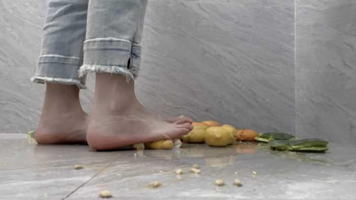 【爱秀套图】【莓子】踩在木板上狠狠碾压水果 JS250511~1