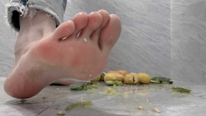 【爱秀套图】【莓子】踩在木板上狠狠碾压水果 JS250511~1