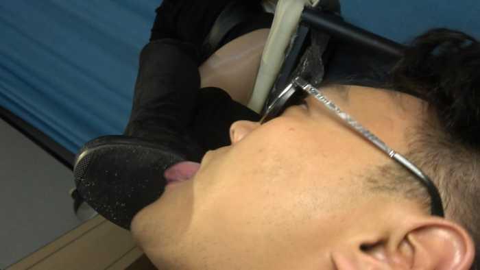 【爱秀套图】【彼岸花】绿帽老公舔鞋底，和小男友边调情边羞辱老公废物 YC-250509-7