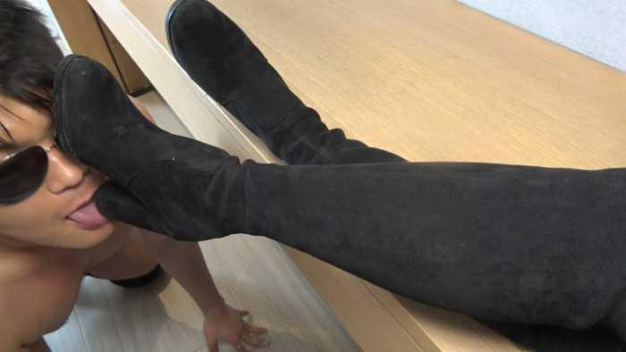 【爱秀套图】【彼岸花】绿帽老公舔鞋底，和小男友边调情边羞辱老公废物 YC-250509-7