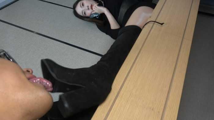 【爱秀套图】【彼岸花】绿帽老公舔鞋底，和小男友边调情边羞辱老公废物 YC-250509-7