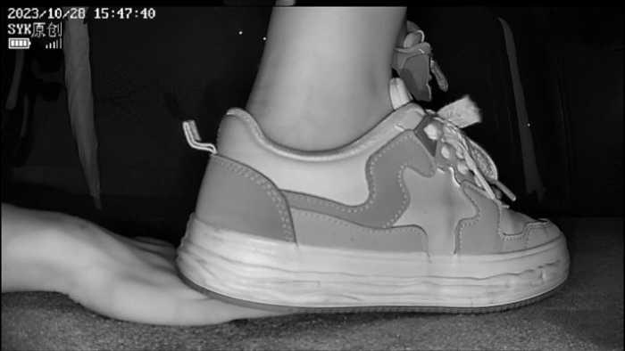 【爱秀套图】【SYK无意识】影院板鞋小姐姐无意识踩全手 ACYC-2832
