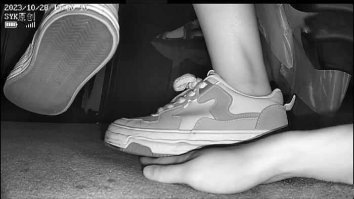 【爱秀套图】【SYK无意识】影院板鞋小姐姐无意识踩全手 ACYC-2832