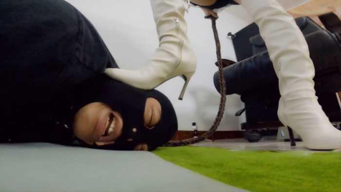 【爱秀套图】晓G调M40分超长 白靴黑丝狗链调 脚支配闻脚舔靴踩踏 LCT_XG564d