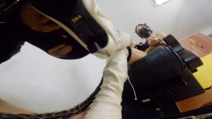 【爱秀套图】晓G调M40分超长 白靴黑丝狗链调 脚支配闻脚舔靴踩踏 LCT_XG564d