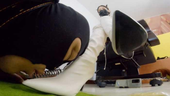 【爱秀套图】晓G调M40分超长 白靴黑丝狗链调 脚支配闻脚舔靴踩踏 LCT_XG564d