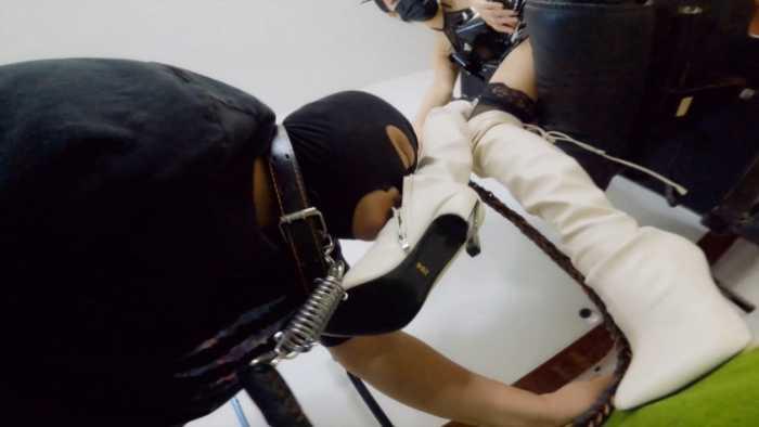 【爱秀套图】晓G调M40分超长 白靴黑丝狗链调 脚支配闻脚舔靴踩踏 LCT_XG564d