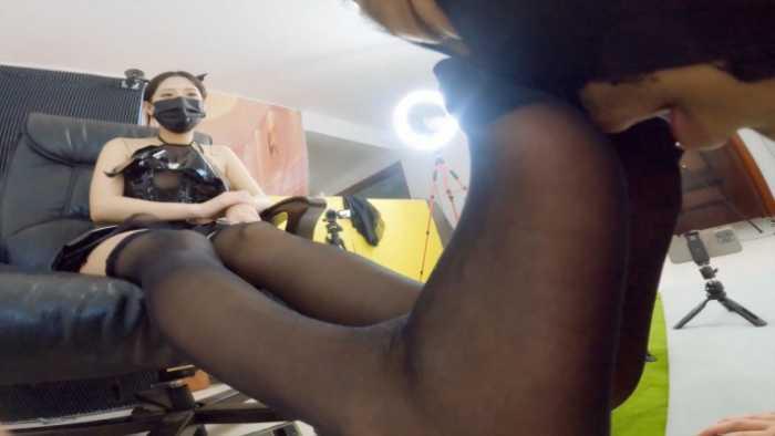 【爱秀套图】晓G调M40分超长 白靴黑丝狗链调 脚支配闻脚舔靴踩踏 LCT_XG564d