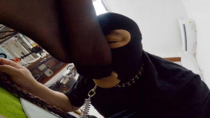 【爱秀套图】晓G调M40分超长 白靴黑丝狗链调 脚支配闻脚舔靴踩踏 LCT_XG564d