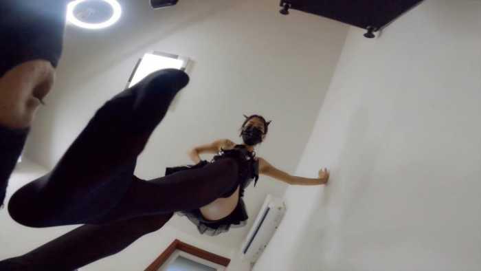 【爱秀套图】晓G调M40分超长 白靴黑丝狗链调 脚支配闻脚舔靴踩踏 LCT_XG564d