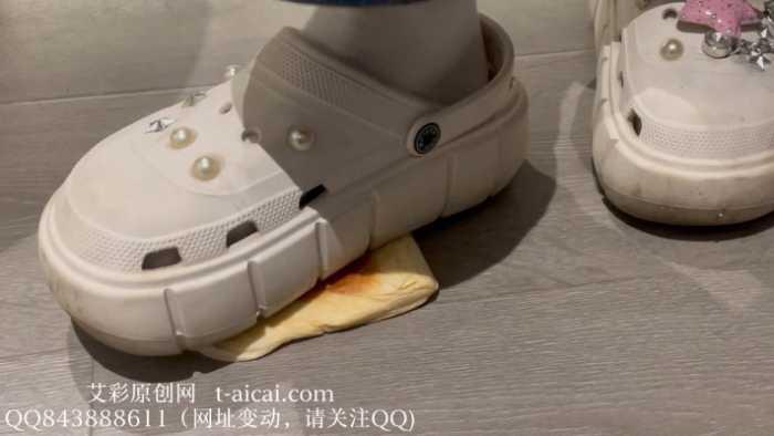 【爱秀套图】【静琪】洞洞鞋皮鞋白袜踩面包 YC-250514