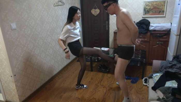 【爱秀套图】【小文S】精神小妹踢裆暴踹 YC-250516-4