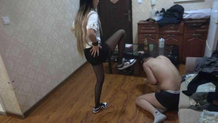 【爱秀套图】【小文S】精神小妹踢裆暴踹 YC-250516-4