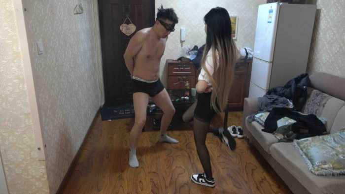 【爱秀套图】【小文S】精神小妹踢裆暴踹 YC-250516-4